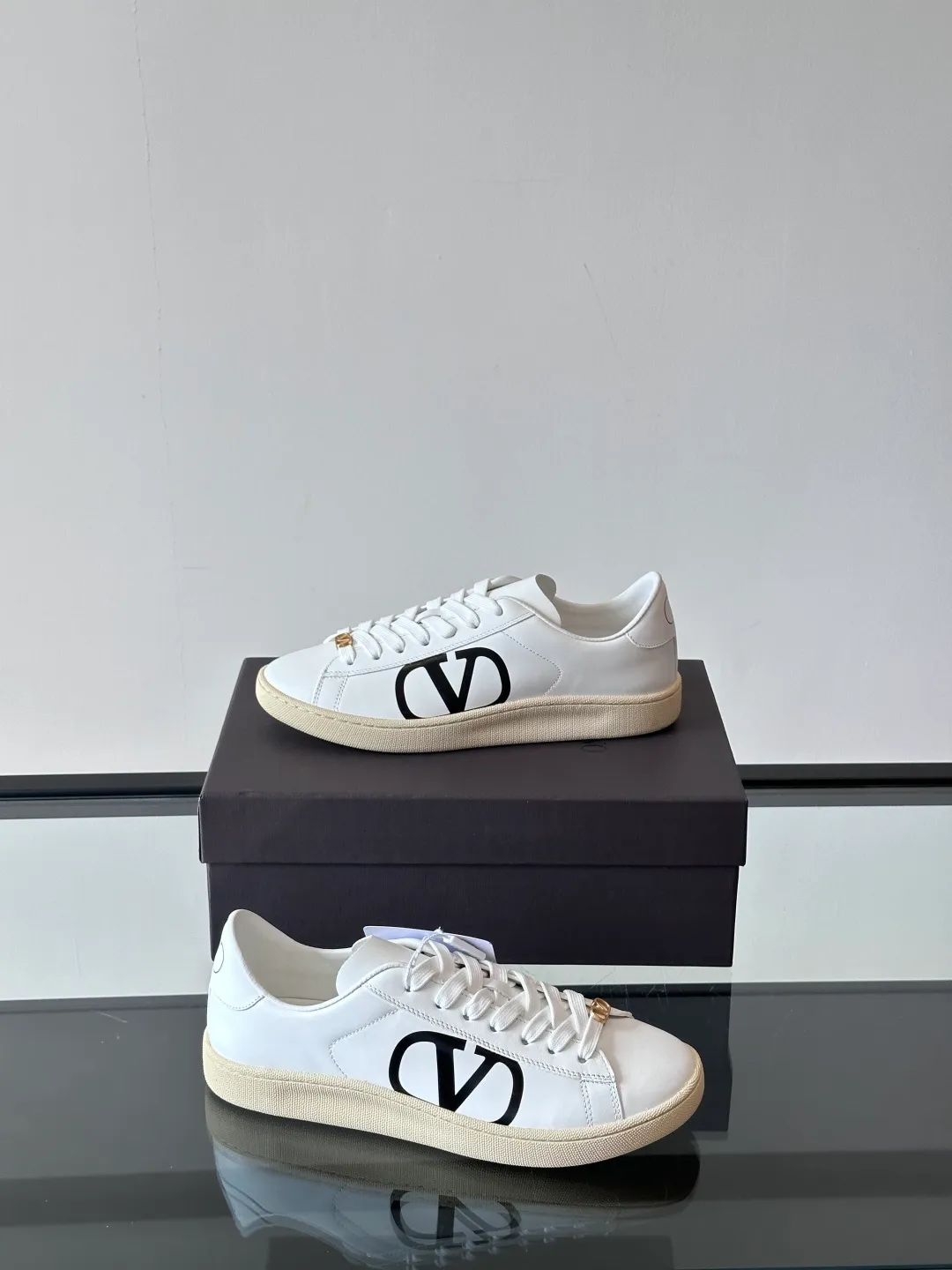 P420¥& VALENTINO Men’s spring and summer white shoes 🤍 VALENTINO GARAVANI ROYCO men’s soft calfskin sneakers, the shoelaces are equipped with removable vintage brass distressed effect VLOGO SIGNATURE accessories, and the back of the shoes is screen printed. Comfortable and good looking on the feet!  size：38-45